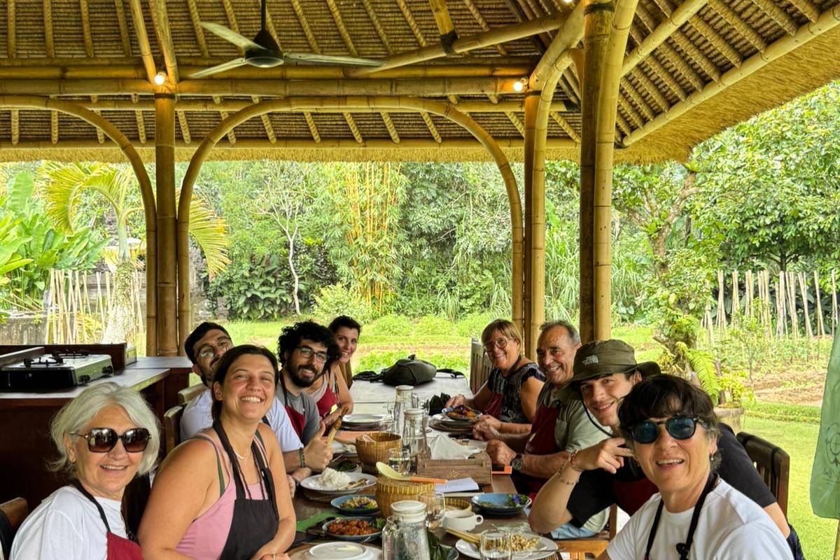 grupo en Bali disfrutando de una actividad
