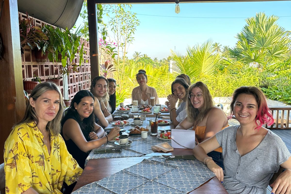 retiro de mujeres desayunando en bali